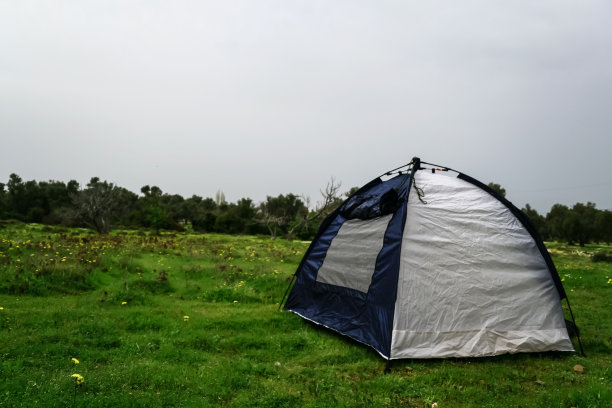 湖边绿地帐篷