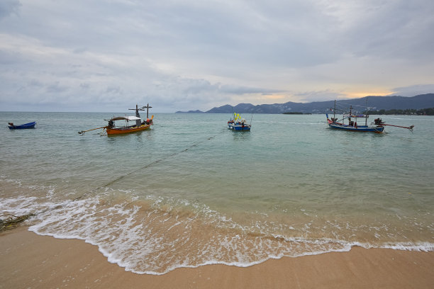 夕阳下海边捕鱼