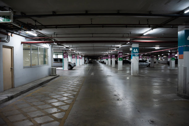 购物中心地下停车场