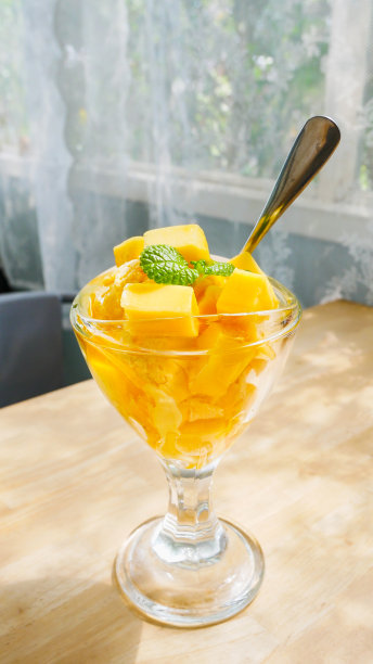 夏日清凉美味水果芒果酸奶