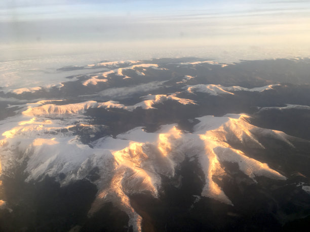 群山大海天空风景背景