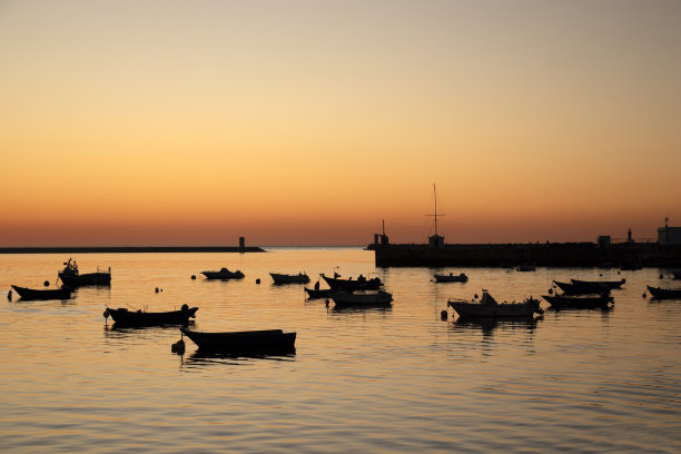 夕阳中的渔港,海港日落,晚霞