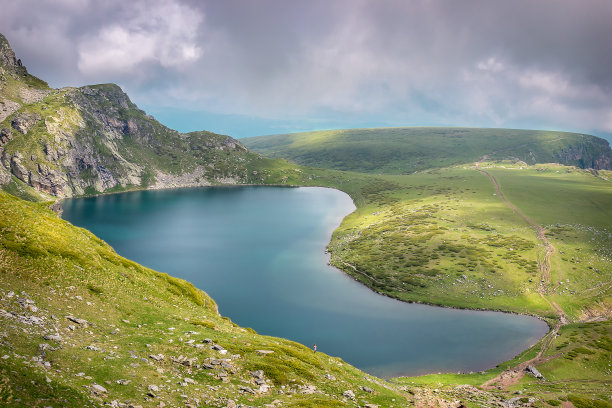 深山湖景水雾