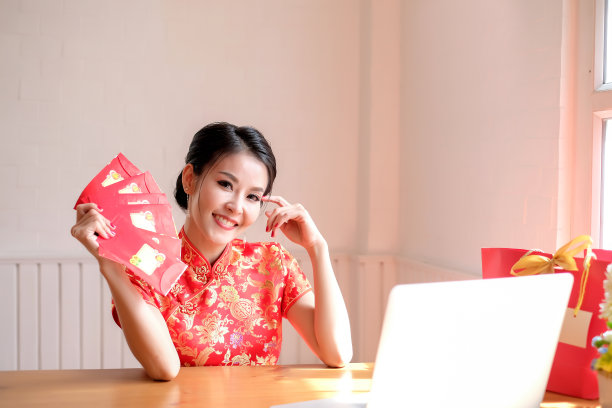 年轻的亚洲女子持有中国新年礼盒