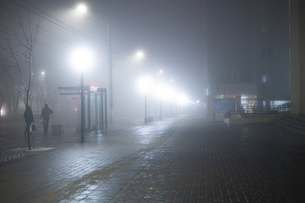 灯下的雨