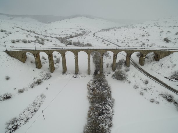 拱桥雪景