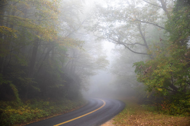 云雾中的高速公路