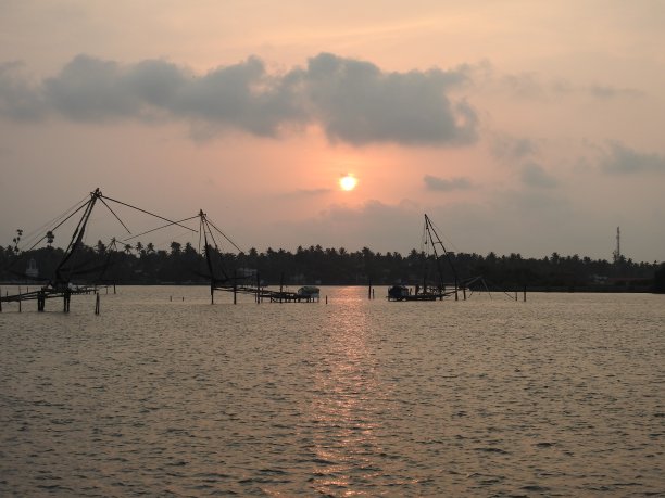 夕阳中的渔港