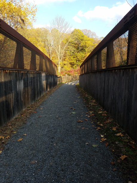 蓝色碎石子路面