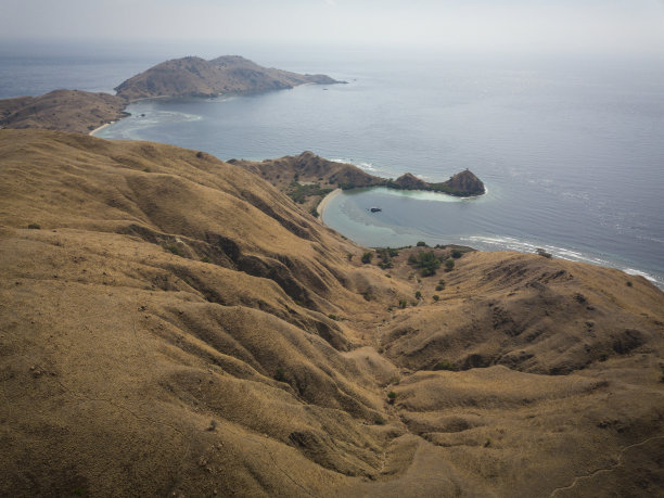 航拍海洋中的岛屿风景