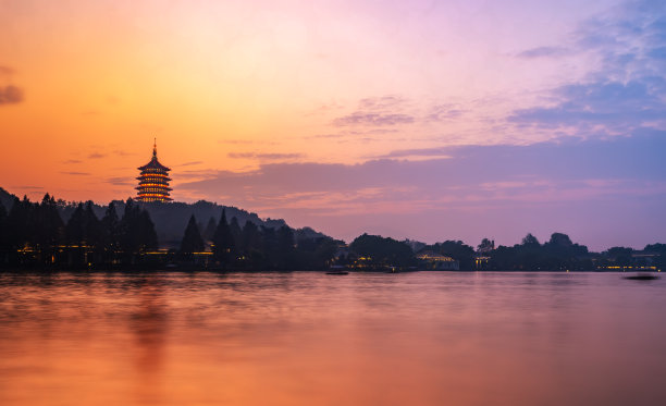 夕阳下的大山美景