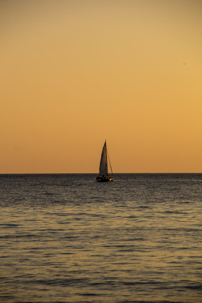 夕阳下的海上轮船