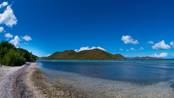 航拍海洋中的岛屿风景