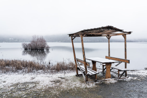 雪中庭院湖景