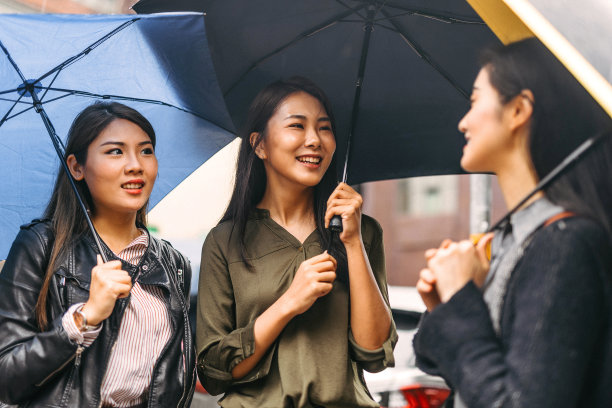 手拿雨伞