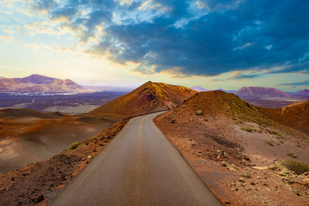 山峰公路日落风景