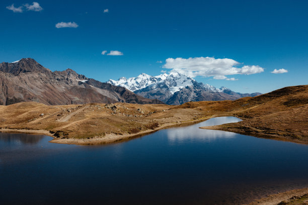 群山森林湖水天空风景