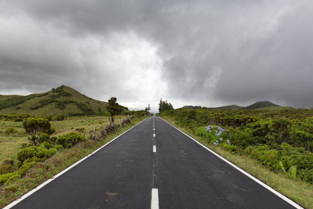 笔直的公路摄影