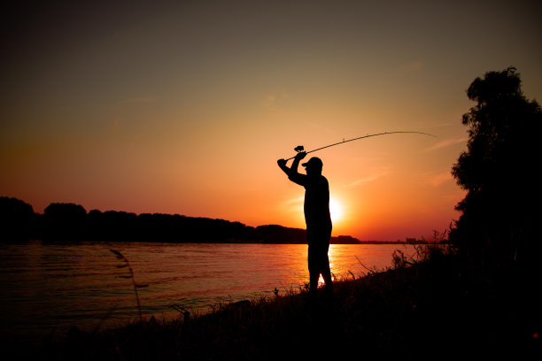 日落垂钓的渔夫
