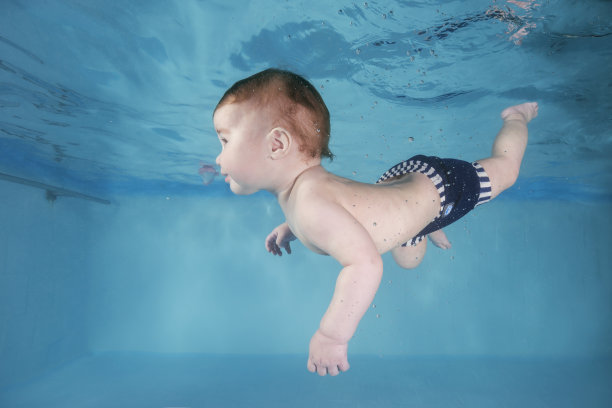 水中的婴儿