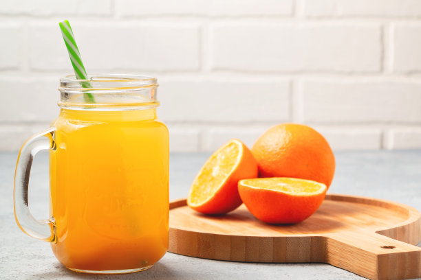 木桌上鲜榨橙汁