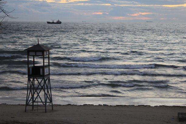 夕阳下海边捕鱼