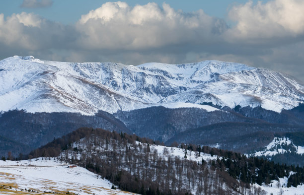 高耸的山