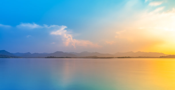 中式地产山峰湖水湖泊