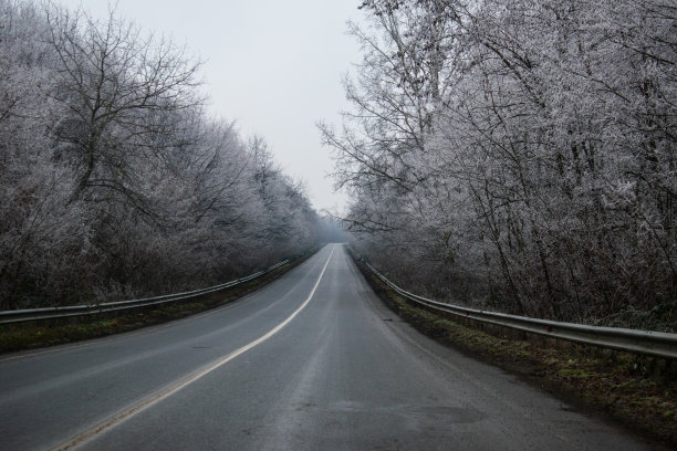 初冬的乡村道路
