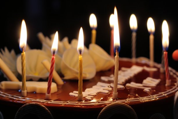 黑暗中的生日蛋糕