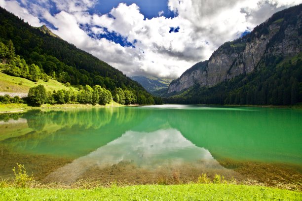 美丽湖泊山峰森林风景图片