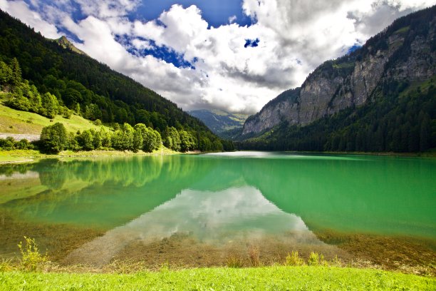 群山森林湖水天空风景