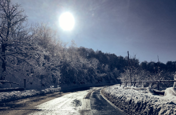 雪天路滑