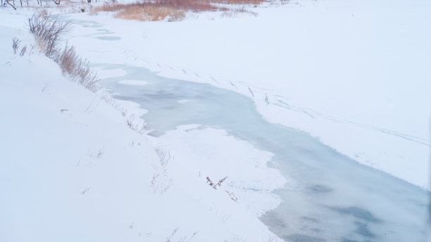 冰雪融化的河床