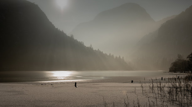 深山湖景水雾