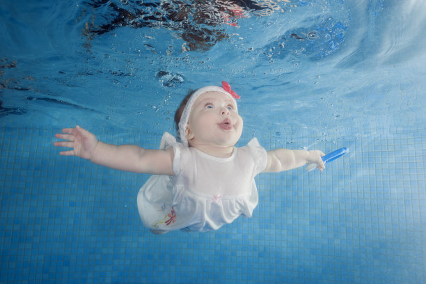 婴儿游泳广告