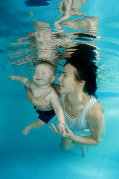婴儿游泳广告