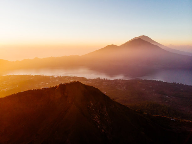 航拍山顶美景