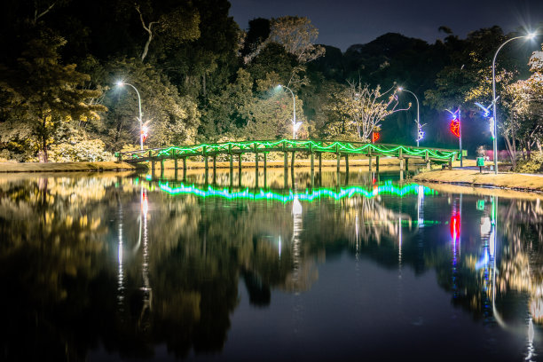 夜色下的小镇风景