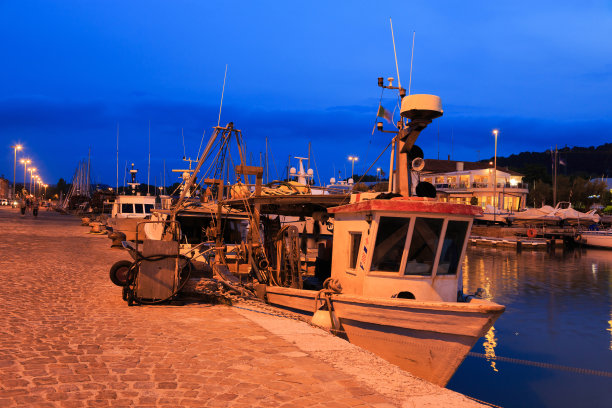 夕阳中的渔港