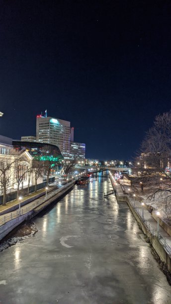 夜色下的小镇风景