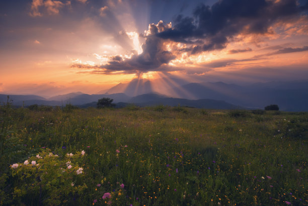 群山夕阳草地天空风景