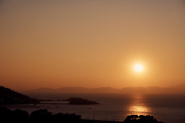 海滨小镇黄昏风景