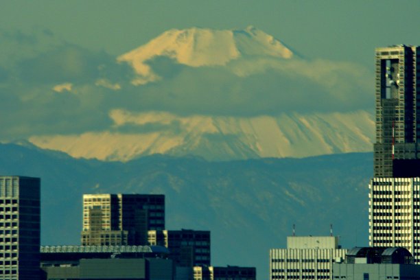 蓝天白云 城市建筑 雪山