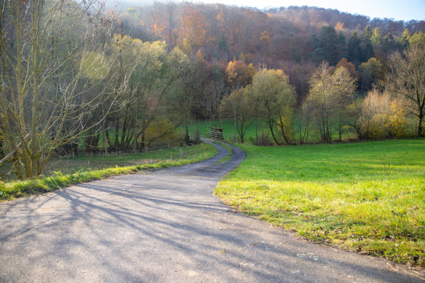 山涧土路