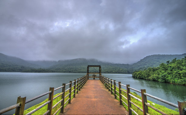 雨中堤坝