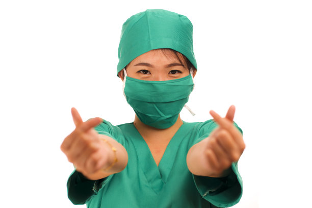 护士为外科医生戴口罩