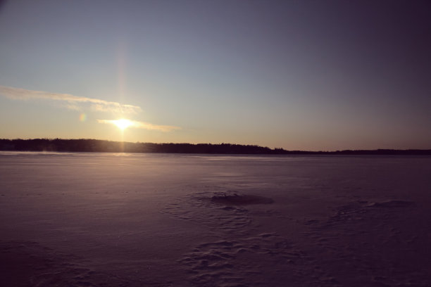 早冬湖边霜冻的美景