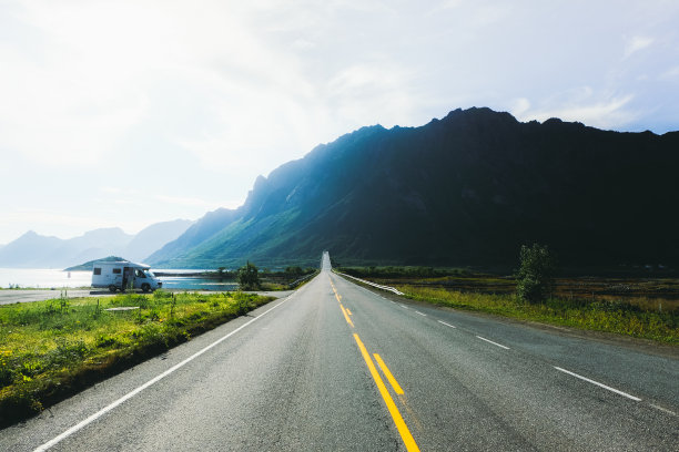 行驶在路上的房车