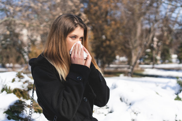 在擤鼻涕的女人